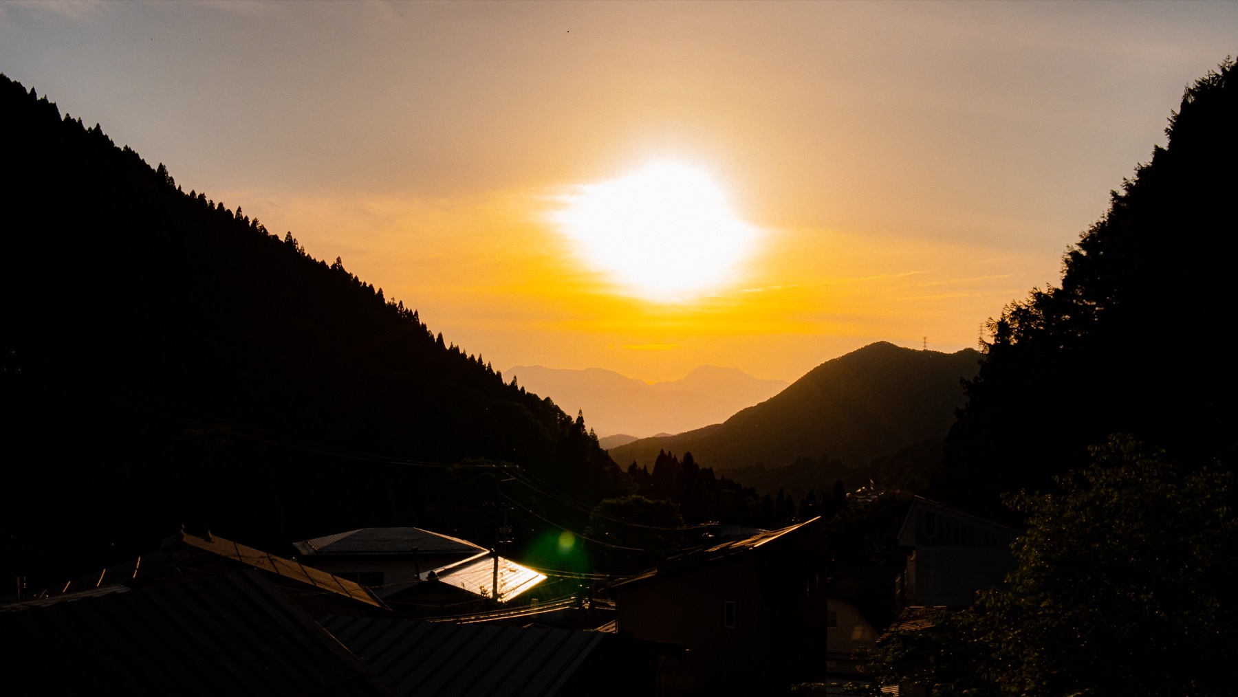 夕暮れの山なみの風景